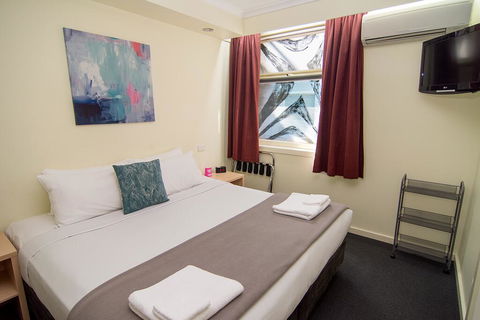 Miami Hotel Melbourne - E Caravan Parks 1