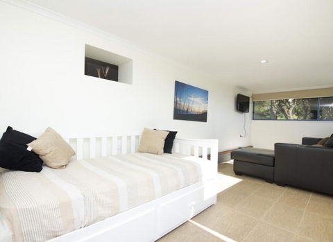 Mick's Apartment - Seal Rocks Beachfront - E Caravan Parks 1