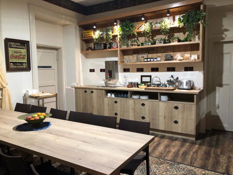 Mickey Bourke's Koroit Hotel - E Caravan Parks 3