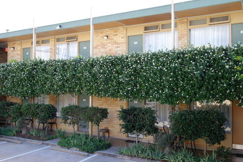 Mid City Motor Inn Queanbeyan - E Caravan Parks 1