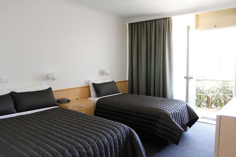 Mid City Motor Inn Queanbeyan - E Caravan Parks 3