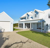 Middle Rock Beach House - Beach Front Lake Cathie - E Caravan Parks