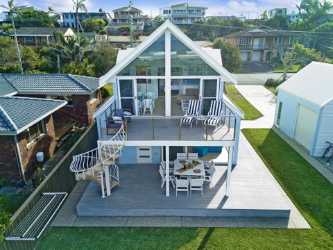 Middle Rock Beach House - Beach Front, Lake Cathie - E Caravan Parks 1