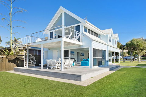 Middle Rock Beach House - Beach Front, Lake Cathie - E Caravan Parks 2