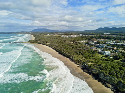 Middle Rock Beach House - Beach Front, Lake Cathie - E Caravan Parks 3