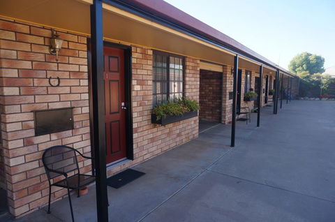 Miles Outback Motel - E Caravan Parks 2