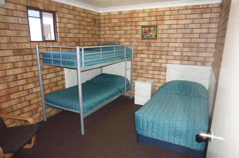 Miles Outback Motel - E Caravan Parks 1