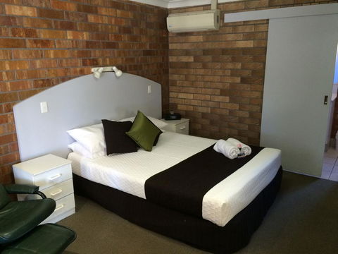 Miles Outback Motel - E Caravan Parks 0