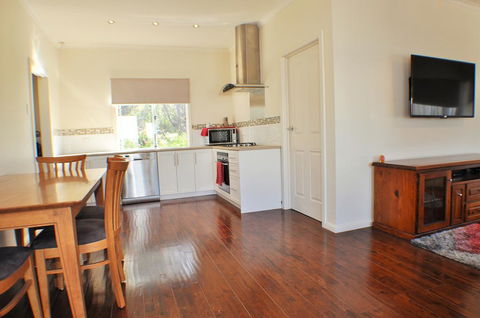 MODERN & LUXURIOUS WITH SPA BATH! - E Caravan Parks 1