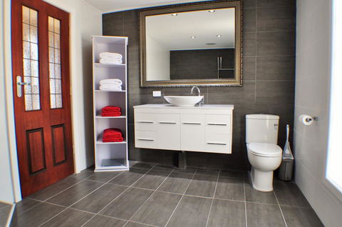 MODERN & LUXURIOUS WITH SPA BATH! - E Caravan Parks 3