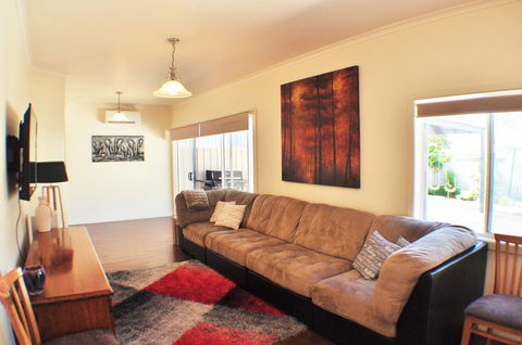 MODERN & LUXURIOUS WITH SPA BATH! - E Caravan Parks 2