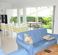 MODERN 3 BEDROOM APARTMENT IN TRADITIONAL QUEENSLANDER  PATIO LEAFY YARD POOL - E Caravan Parks
