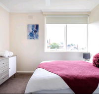 Modern St Kilda East Apartment - Free parking - E Caravan Parks