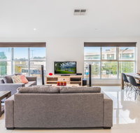 Modern Unit With Balconies Near Melbourne Airport - E Caravan Parks