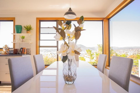 Moonah House-10 Mins To CBD & MONA, 4BR, 2 BATH, Great View, Park 3 Cars, Sleep 11, King Bed, En-suite - E Caravan Parks 0