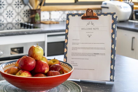 Moonah House-10 Mins To CBD & MONA, 4BR, 2 BATH, Great View, Park 3 Cars, Sleep 11, King Bed, En-suite - E Caravan Parks 2