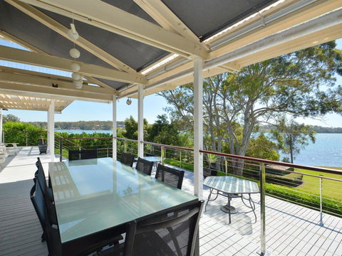 Morisset Bay Waterfront Views Lake House Looking Over Trinity Marina - E Caravan Parks 0