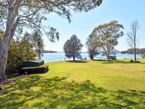Morisset Bay Waterfront Views Lake House Looking Over Trinity Marina - E Caravan Parks 3