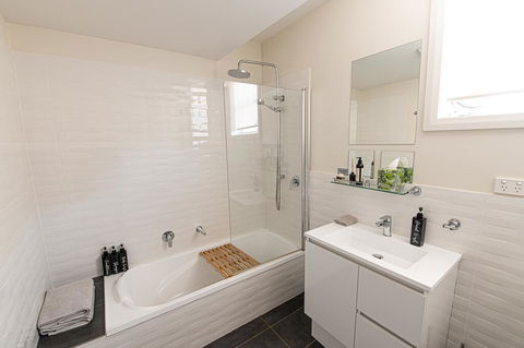 Mortimers Wines - The Vines Studio - E Caravan Parks 3