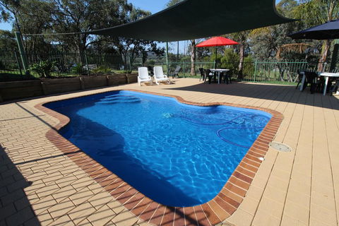 Motel Views Yackandandah - E Caravan Parks 0