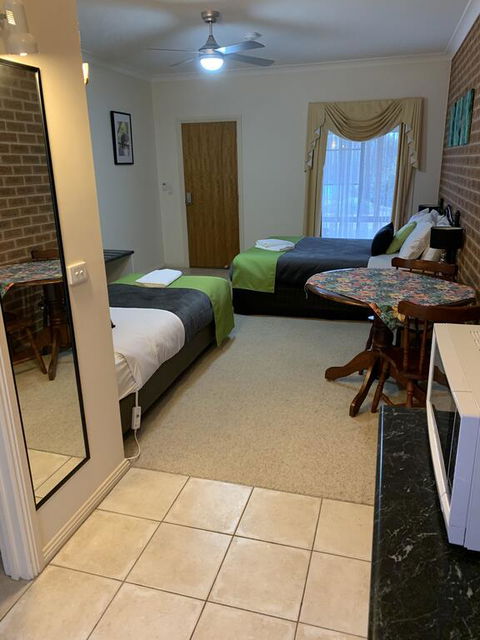 Motel Views Yackandandah - E Caravan Parks 2