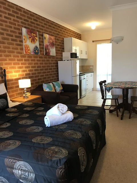 Motel Views Yackandandah - E Caravan Parks 3