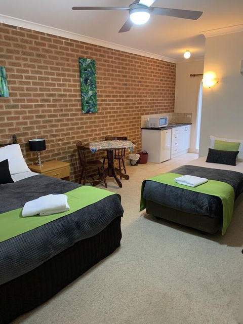 Motel Views Yackandandah - E Caravan Parks 1