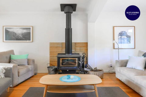 NATURE LOVERS DREAM // FIREPLACE //ACCESS TO HIKES - E Caravan Parks 3