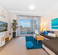 Near Airport  Train Station Stylish Two-Story Apartment - E Caravan Parks