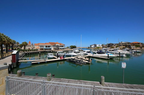 Studio Style Mindarie Marina - E Caravan Parks 10