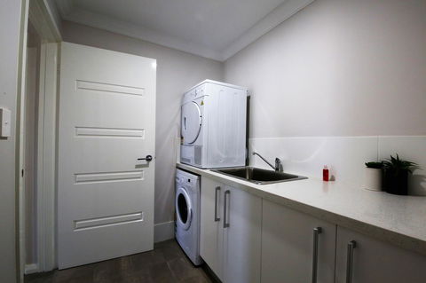 Studio Style Mindarie Marina - E Caravan Parks 8