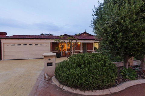 The Entertainer - E Caravan Parks 30