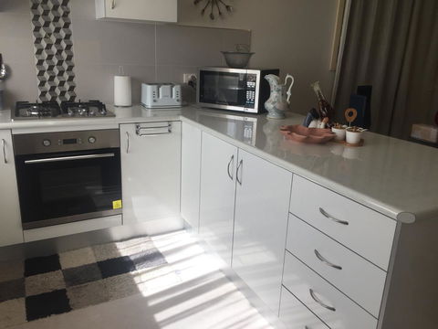 Bright & Beautiful Home On The Hills! - E Caravan Parks 13