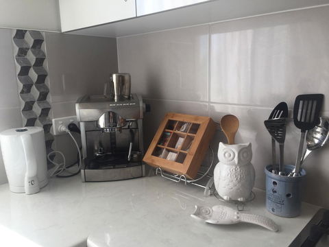 Bright & Beautiful Home On The Hills! - E Caravan Parks 15