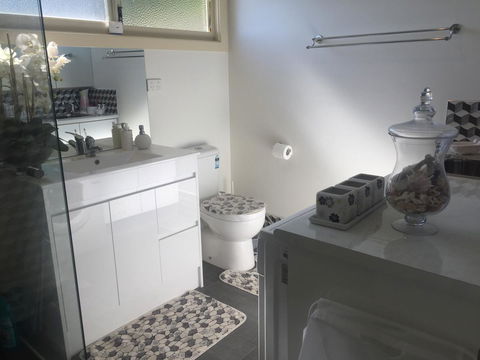 Bright & Beautiful Home On The Hills! - E Caravan Parks 22