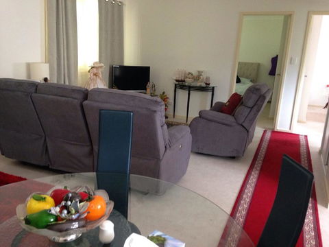 Bright & Beautiful Home On The Hills! - E Caravan Parks 8