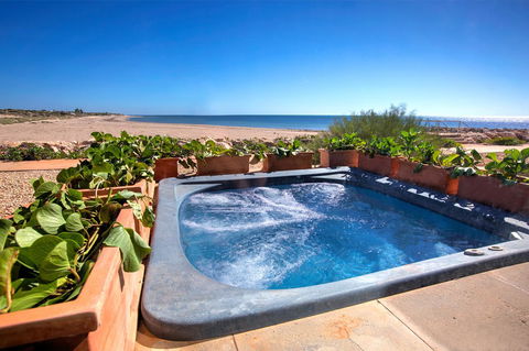 Mantarays Ningaloo Beach Resort - E Caravan Parks 7