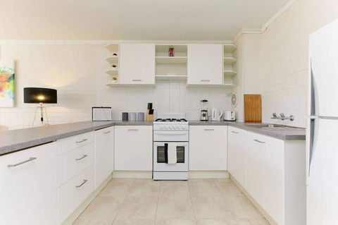 SEA BREEZE â€“ Between Cottesloe Beach & Swan River - E Caravan Parks 15