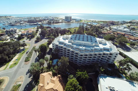 Atrium Hotel Mandurah - E Caravan Parks 13