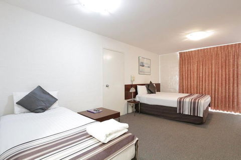 Atrium Hotel Mandurah - E Caravan Parks 1