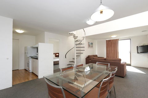 Atrium Hotel Mandurah - E Caravan Parks 17