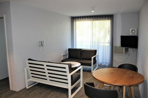 Atrium Hotel Mandurah - E Caravan Parks 4