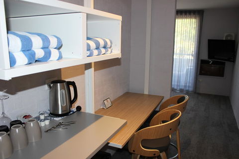 Atrium Hotel Mandurah - E Caravan Parks 11