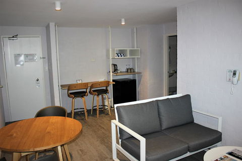 Atrium Hotel Mandurah - E Caravan Parks 12