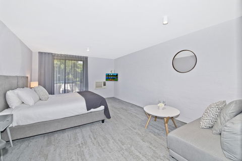 Atrium Hotel Mandurah - E Caravan Parks 14