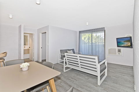 Atrium Hotel Mandurah - E Caravan Parks 25