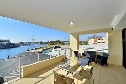 Dolphin Quay Apartments - E Caravan Parks 9