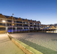 Dolphin Quay Apartments - E Caravan Parks