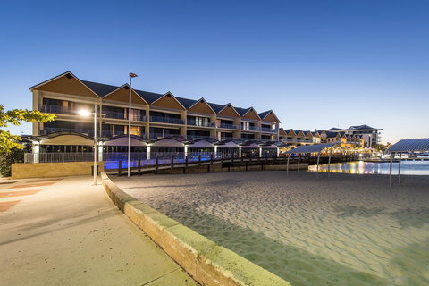 Dolphin Quay Apartments - E Caravan Parks 0