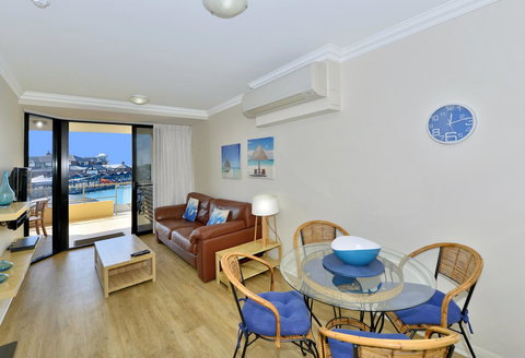 Dolphin Quay Apartments - E Caravan Parks 12